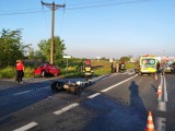 Wypadek motocyklisty koło Ozorkowa na DK 91. Zderzenie motocykla z samochodem. Dwie osoby są poszkodowane. Droga zamknięta [ZDJĘCIA]