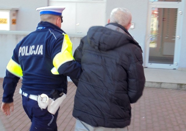 64-latek próbował wręczyć 1000 euro łapówki słubickim policjantom.
