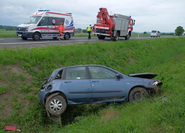 Do wypadku doszło w czwartek przed godz. 8, na drodze krajowej nr 28.22-letni kierowca fiata, jadąc w kierunku Medyki zasnął, zjechał na przeciwległy pas ruchu, a następnie wjechał do przydrożnego rowu. Z obywatelem Ukrainy podróżowała pasażerka. Ranna kobieta została przetransportowana przez załogę pogotowia ratunkowego do szpitala.22-latek był trzeźwy. Na miejscu zdarzenia pracują policjanci.