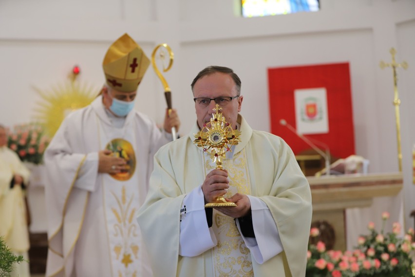 Biskup kielecki Jan Piotrowski i proboszcz parafii w...