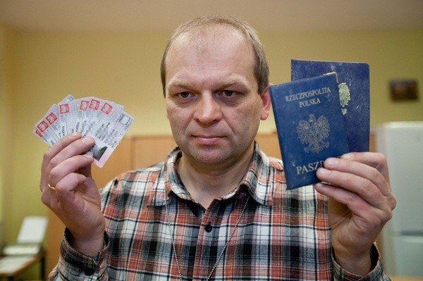 Wśród znalezisk są również paszporty i dowody osobiste.