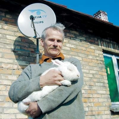 Marek Kirejczyk lubi telewizję satelitarną i króliki, które od wielu lat hoduje