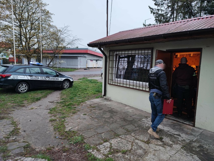 Funkcjonariusze Służby Celno-Skarbowej przeszukali lokal na...