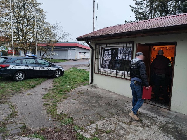 Funkcjonariusze Służby Celno-Skarbowej przeszukali lokal na szczecińskim Prawobrzeżu, w którym organizowano nielegalne gry hazardowe
