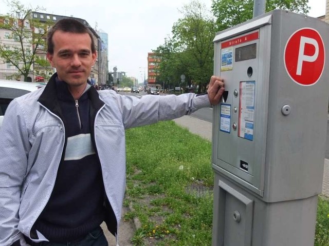 - Nie kupuję biletu w miejscach, gdzie nie ma poziomych znaków, a tak jest na parkingu przy ulicy Ozimskiej - mówi opolanin, który ma na koncie kilka mandatów i wcale nie zamierza ich płacić.