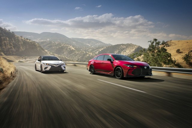 Toyota Racing Development, sportowe ramię amerykańskiej Toyoty, specjalizuje się w budowie wyścigówek i rasowych aut terenowych do rekreacji i na rajdy. Tym razem TRD wzięło na warsztat dwa stateczne sedany – Camry i Avalona. Fot. TRD