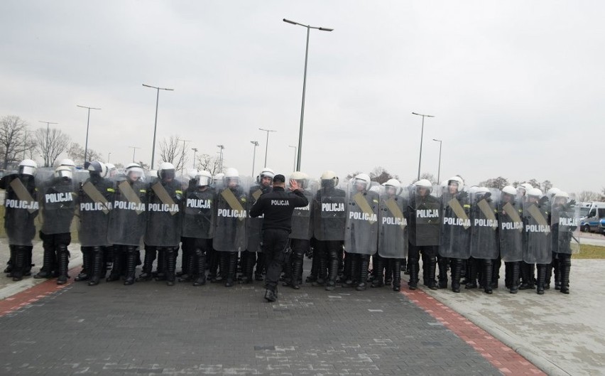 Ćwiczenia policji na stadionie w Tychach