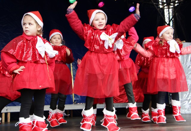 Od samego rana na Rynku w Grudziądzu zgromadziło się mnóstwo dzieci aby bawić się na Jarmarku św. Mikołaja. Atrakcji nie zabrakło a milusińscy byli radośni.
