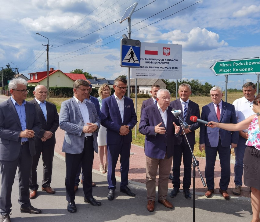 W gminie Mirzec przebudowano ważną drogę. Są też nowe chodniki i przejścia dla pieszych. Zobacz zdjęcia