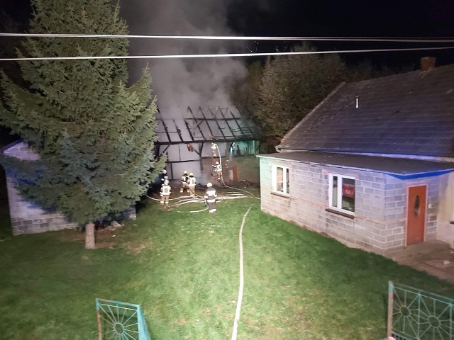 Ogień zniszczył budynek gospodarczy w Trąbkach w gminie Biskupice (powiat wielicki). Pożar, do którego doszło w niedzielę wieczorem (9 października) był kolejnym tego typu zdarzeniem w tym rejonie od początku września 2022. Policja i prokuratura sprawdzają przyczyny serii pożarów. Nie jest wykluczone, że dochodzi do podpaleń