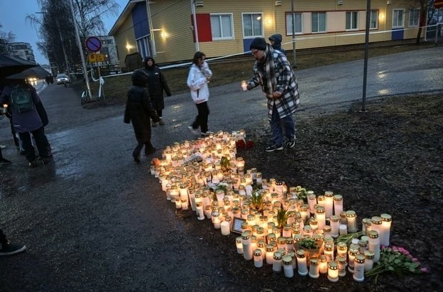 12-letni uczeń szkoły podstawowej w Vanda w Finlandii w trakcie lekcji wyciągnął broń i oddał strzały w kierunku trojga swoich kolegów