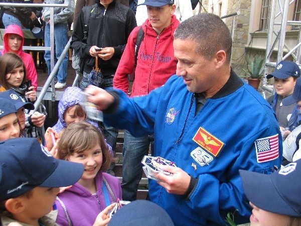 Naklejki NASA rozdawane przez płk. Georga Zamka wśród młodzieży w Krasiczynie rozeszły się błyskawicznie.
