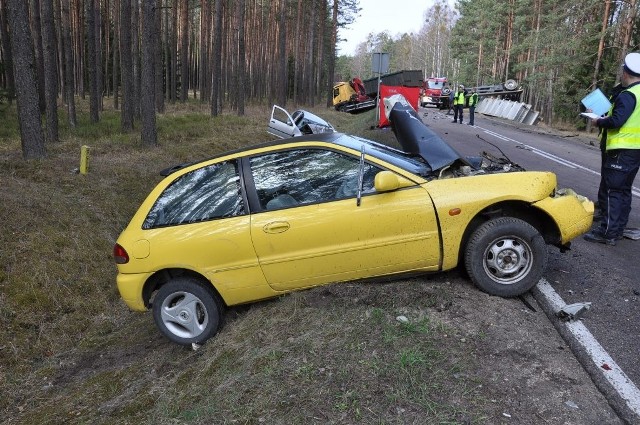 Do tragedii doszło w miniony piątek, na drodze krajowej nr 58 relacji Pisz - Ruciane-Nida. Zderzyły się tam ze sobą trzy pojazdy: dwa samochody osobowe i ciężarówka. Czytaj więcej na ten temat: Wypadek śmiertelny. 55-latek zginął w zderzeniu ciężarówki z osobówką