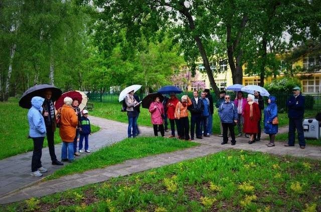 Pomimo kapryśnej pogody, na spotkaniu konsultacyjnym pojawiła się spora grupka mieszkańców Rubinkowa i Skarpy