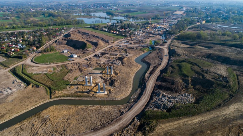 Budowany odcinek drogi ekspresowej ma 18,3 km długości i...