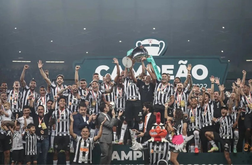 Atletico Mineiro świętujące mistrzostwo stanu Minas Gerais w...