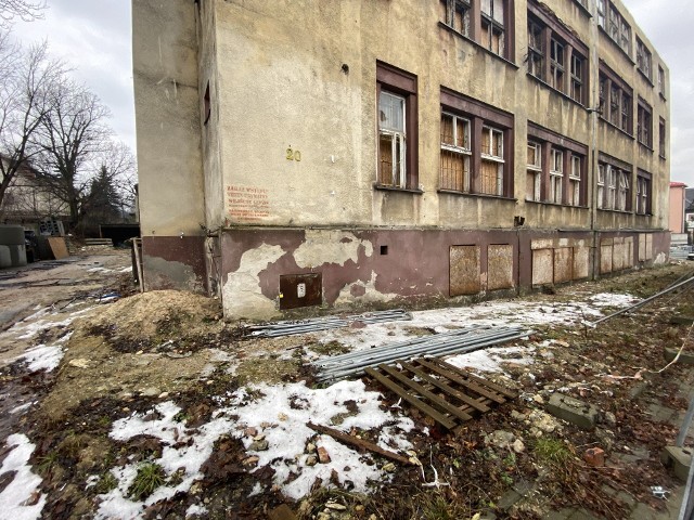 Dawne liceum w Olkuszu, początek remontu budynku