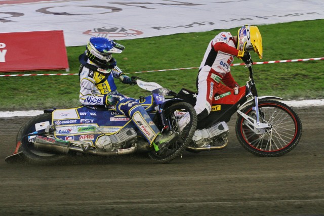 Zawodnicy Get Wellu Toruń odnieśli wczoraj bardzo ważne zwycięstwo na MotoArenie.  Mecz z Betardem Wrocław wcale jednak nie należał do najłatwiejszych. Przekonał się o tym kapitan torunian, Paweł Przedpełski, który w 11. biegu brał udział w niecodziennym zdarzeniu.  Hak motocykla Macieja Janowskiego dostał się w jego przednie koło. Wyglądało to niebezpiecznie, na szczęście nikomu nic się nie stało. Zobaczcie sami!Zobacz także: Byłeś na meczu Get Well Toruń - Betard Sparta Wrocław? [ZDJĘCIA KIBICÓW]Niecodzienne zdarzenie na meczu Get Wellu Toruń. Hak motocykla Macieja Janowskiego dostał się w przednie koło Pawła Przedpełskiego [ZDJĘCIA]