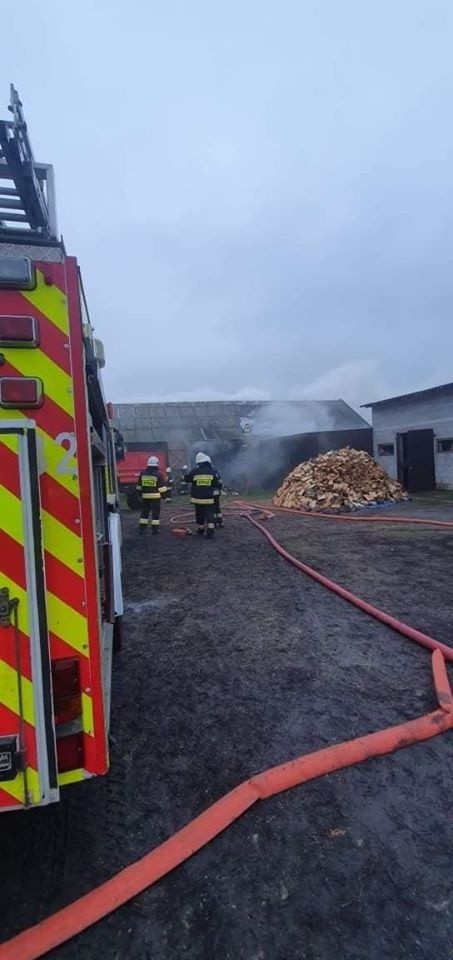 Gmina Rzekuń. Pożar stodoły w Ławach, 7.12.2019. Strażacy walczyli z ogniem