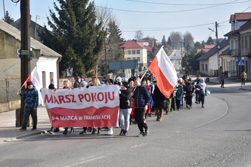 Marsz Pokoju w gminie Iwaniska. Dzieci i dorośli przeciwko wojnie