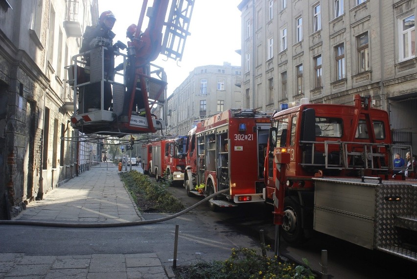 Pożar w kamienicy na 1 Maja. Dwie osoby ranne [ZDJĘCIA+FILM]