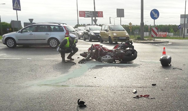 Do wyglądającego bardzo groźnie wypadku doszło dzisiaj (niedziela) około godz. 16.30 w okolicy stacji Orlen przy wjeździe do Osielska.- Kierujący BMW jadący od strony ul. Gdańskiej w Bydgoszczy w stronę Osielska nie ustąpił pierwszeństwa motocykliście, który jechał w kierunku Bydgoszczy od strony Osielska - informuje st. asp. Lidia Kowalska z zespołu prasowego Komendy Wojewódzkiej Policji w Bydgoszczy.Doszło do zderzenia. W wyniku wypadku motocyklista został przewieziony do szpitala. Najprawdopodobniej jego życie nie jest zagrożone.  Ruch w tamtym rejonie może być jeszcze utrudniony. Polub "Express" na FacebookuPogoda na dzień (22.05.2017) | KUJAWSKO-POMORSKIE, źródło: X-NEWS