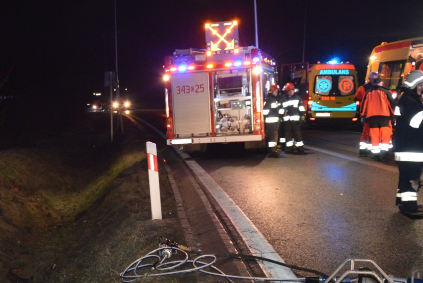 Wypadek w Obrowie. Na DK 10 dachowało auto z siedmioma pasażerami. Zginęły dwie osoby [Zdjęcia]