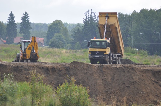 Szczecinek. Kronospan równa strefę pod przyszłe inwestycjeZiemia jest używana do niwelacji podmokłej działki, pełnej w tym miejscu rozpadlisk.