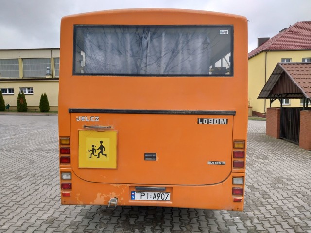 Stary jelcz ma już 21 lat i jest w opłakanym stanie. Nowy autobus wyznaczy zupełnie inne standardy wygody i ekologii. 