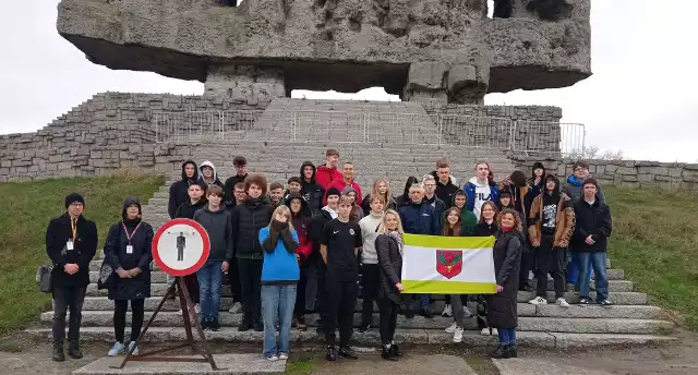 Uczniowie z Zespołu Szkół w Pionkach zwiedzili niemiecki nazistowski obóz koncentracyjny na Majdanku.