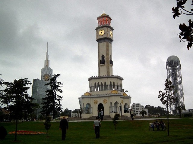 Batumi zaskakuje nowoczesną architekturą.  