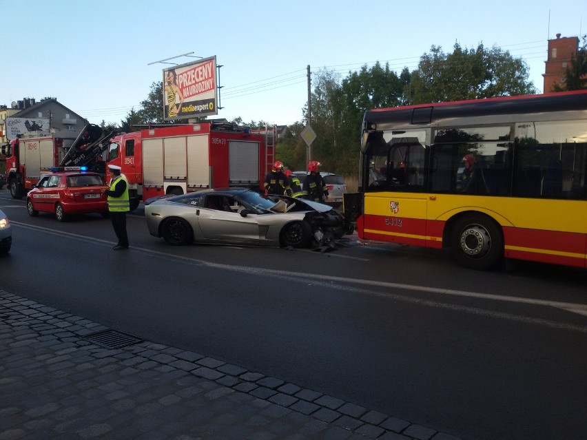 Wypadek corvetty i autobusu MPK. Dwie osoby ranne (ZDJĘCIA)