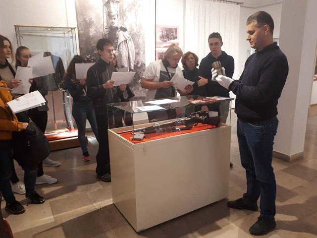 Podczas lekcji muzealnej w tej placówce, którą poprowadził Krzysztof Skarżycki,uczniowie "Konarskiego"  zwiedzili wystawę "Radomianie na drodze do niepodległości", obejrzeli eksponaty i poznali ich historię.