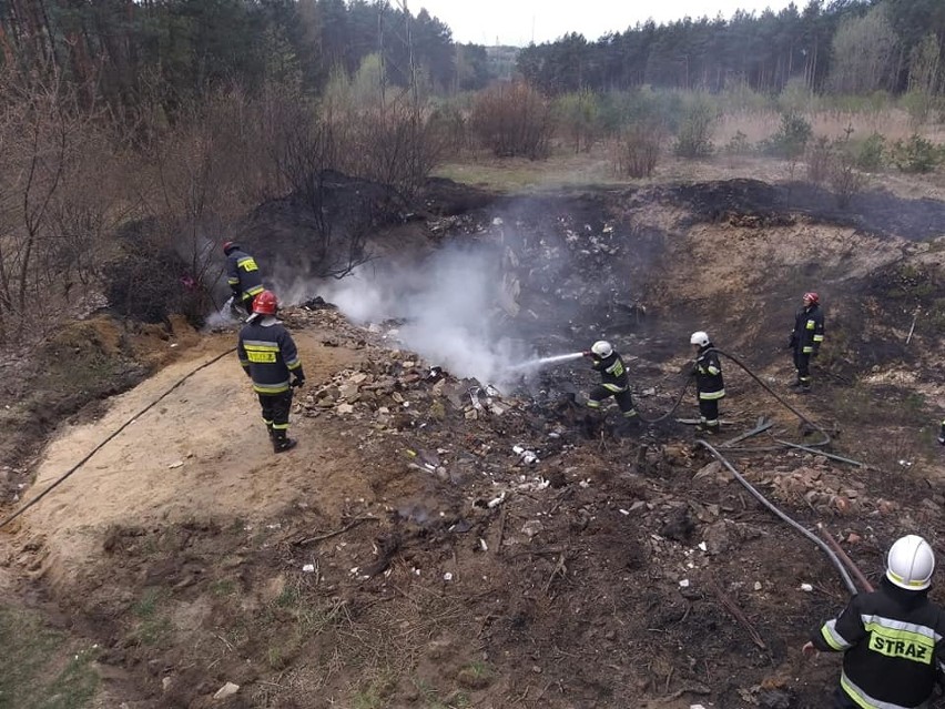 Strażacy z Gołaczew w powiecie olkuskim nie mają spokojnych świąt. Drugi dzień gaszą pożar na nielegalnym wysypisku śmieci