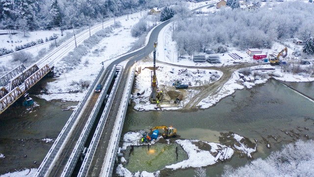 Od lewej most kolejowy. Pontonowa przeprawa(w środku) będzie służyć do czasu wybudowania nowej.