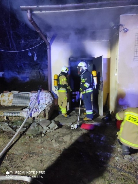 W Śmiechowicach strażacy wynieśli mężczyznę z płonącego budynku. Jego życia nie udało się uratować