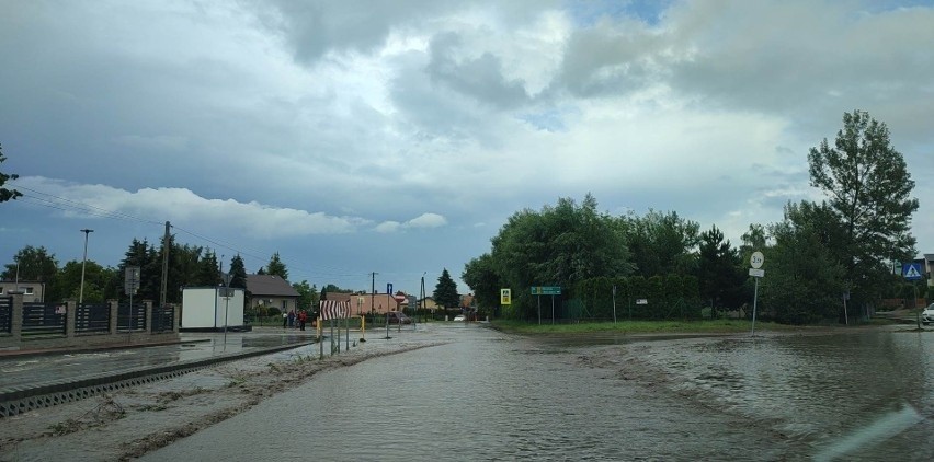 Ulewa w Skalbmierzu, zalane skrzyżowanie z droga od...
