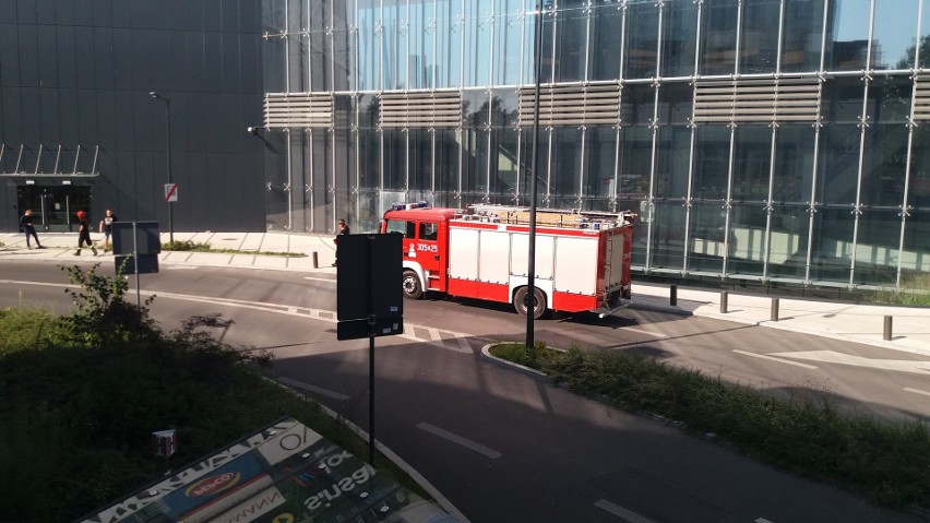 Kierowca wjeżdżający na parking w centrum handlowym Sukcesja...