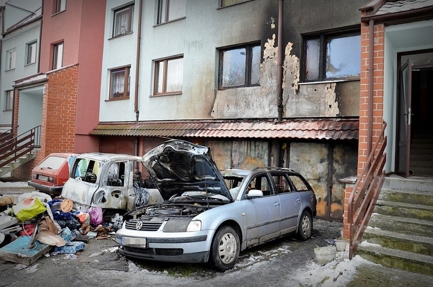 Wrocław: Groźny pożar na Oporowie. Spłonęły trzy samochody (ZDJĘCIA)