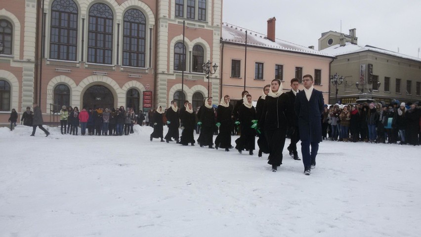 Polonez w wykonaniu maturzystów z Żywca