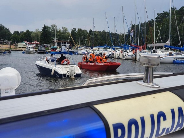 Służby sprawdzały zwłaszcza uprawnienia do prowadzenia łodzi, kwestie ich obowiązkowego wyposażenia oraz przestrzegania uchwały Rady Powiatu Bydgoskiego odnośnie używania mocy silnika spalinowego do 44 kW (60 KM).