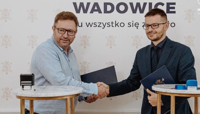Burmistrz Wadowic Bartosz Kaliński (z prawej) po podpisaniu umowy na instalację sztucznego lodowiska na płycie rynku