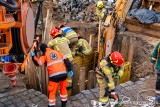 Ziemia zasypała dwóch mężczyzn w wykopie przy ul. Wodnej w Kostrzynie. Jeden nie żyje, drugi trafił do szpitala