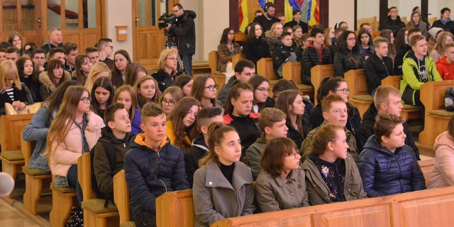 W kościele świętego Maksymiliana Kolbego w Kielcach odbył się Diecezjalny Dzień Młodzieży pod hasłem „Żyję nie na próbę”. Eucharystii przewodniczył biskup ordynariusz diecezji kieleckiej Jan Piotrowski. Razem z nim koncelebrowało ją kilkunastu księży.  ZOBACZ NA KOLEJNYCH SLAJDACH>>>W spotkaniu, które tradycyjnie odbyło się w przeddzień Niedzieli Palmowej, uczestniczyli uczniowie klas 7 i 8 szkoły podstawowej, gimnazjaliści, młodzież ze szkół ponadgimnazjalnych oraz studenci.- Naszemu spotkaniu towarzyszą "Żyję nie na próbę". Wszystko to co dotyczy ludzkiego życia nie dokonuje się kosztem próby. Pan Bóg stwarzając świat nie uczynił go na próbę z pytaniem - Zobaczymy co z tego będzie. Bóg widział cel swojego działania i wszystko co stworzył łącznie z człowiekiem było dobre, jak czytamy w Księdze Rodzaju – mówił biskup Jan Piotrowski. Po mszy świętej młodzież razem z biskupem Janem Piotrowskim i kapłanami wysłuchała przejmującego świadectwa wiary Wojciecha Niemczyka, aktora Teatru imienia Stefana Żeromskiego, który zagrał w wielu sztukach. Wystąpił w serialach telewizyjnych: „Barwy szczęścia”, „Pierwsza miłość” „Popiełuszko. Wolność jest w nas” (reż. Rafał Wieczyński), „Bodo”. Zagrał główną rolę w filmie „Z miłości” w reżyserii Anny Jadowskiej (obok Marty Nieradkiewicz, Ewy Szykulskiej i Daniela Olbrychskiego). Konrad Łęcki powierzył mu ponadto główną rolę w filmie „Wyklęty”. Znany aktor, który w 2012 roku otrzymał Dziką Różę Dziennikarzy, a w 2017 roku Dziką Różę Publiczności mówił o tym jak zagubił się w życiu, oddalił do Boga i jak do Niego powrócił. -Niech Wam zazdroszczą, że macie Boga w sercu - mówił do młodych ludzi znany aktor. Młodzież gromkimi brawami nagrodziła jego świadectwo, podziękowali też za nie biskup Jan Piotrowski i ksiądz Marcin Boryń, jeden z organizatorów spotkania. Spotkanie zakończył występ zespołu kapłanów z Radomia - „JAK NAJBARDZIEJ”, który muzyką głosi Słowo Boże.Dorota Kułaga