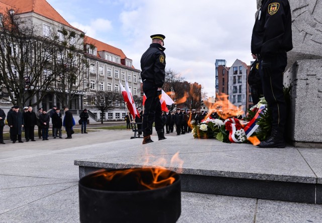 73. rocznica „Powrotu Gdańska do Macierzy”. Na zdjęciu: złożenie kwiatów pod pomnikiem "Tym co za Polskość Gdańska" [27.03.2018]