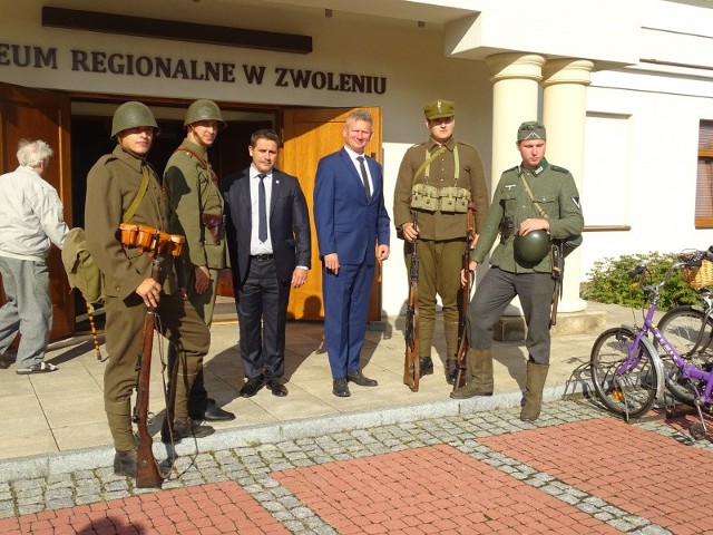 Podczas wernisażu goście dowiedzieli się o dramatycznych wydarzeniach, które miały miejsce w Zwoleniu na początku II Wojny Światowej. Była też prezentacja umundurowania żołnierzy wojska polskiego oraz wehrmachtu.