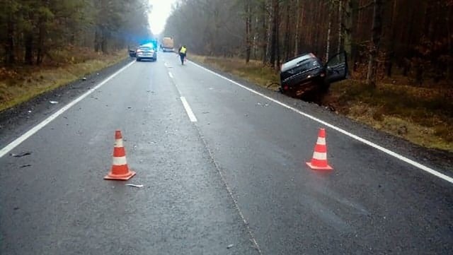 Do wypadku doszło w poniedziałek, 23 grudnia, na drodze koło Przyborowa pod Nową Solą. Zderzył się ford i ciężarówka. Dwie osoby zostały ranne. Ze wstępnych ustaleń nowosolskiej policji wynika, że kierujący fordem, jadąc przed ciężarówką, nagle się zatrzymał. Kiedy ciężarówka omijała osobówkę, jego kierowca miał skręcić w lewo i uderzyć w nią. Ford wypadł z drogi. Na miejsce przyjechały służby ratunkowe. – Kierowca był wycinany z rozbitego auta przez strażaków – mówi dla poscigi.pl st. sierż. Agata Towpik z nowosolskiej policji. 86-latek oraz 75-letnia pasażerka forda karetka pogotowia ratunkowego zostali przewiezieni do szpitala. Na miejscu pracują nowosolscy policjanci. Droga została zablokowana. Po godz. 10 policja wprowadziła tam ruch wahadłowy.Zobacz też: Samochód wpadł do stawu. Nie żyje 5 osób