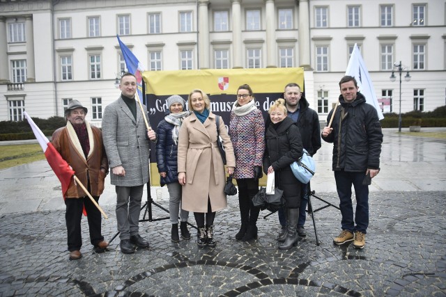 Przedstawiciele Konfederacji Korony Polskiej i Ogólnopolskiego Strajku Dzieci do szkół podczas konferencji, na której sprzeciwiali się edukacji zdalnej.