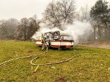 Pożar przyczepy kempingowej w Kamieńcu. Kłęby czarnego dymu były widoczne z daleka - z pojazdu zostały tylko zgliszcza