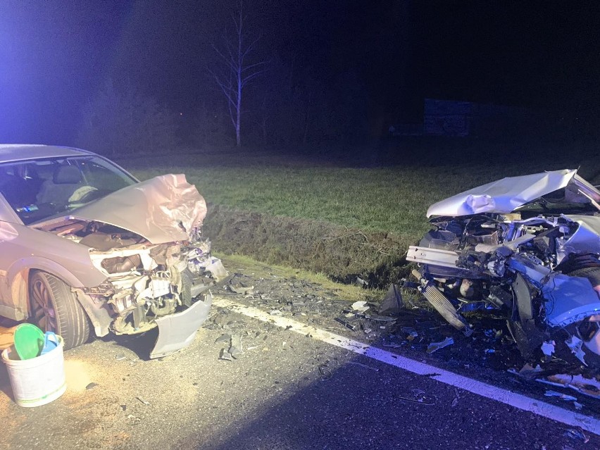 Wypadek pod Mogilnem. Sześć osób, w tym kierujący oplem...